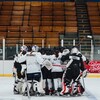 Des joueuses de hockey se regroupent avant un échauffement.
