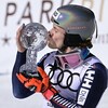 Le skieur Lucas Braathen embrasse son globe de cristal.
