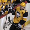 Evgeni Malkin célèbre son 1000e point avec ses coéquipiers.