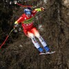 Le skieur suisse effectue un vol plané pendant sa course. 