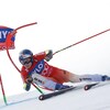 Le skieur suisse Marco Odermatt négocie un virage, sa hanche droite tout près de la neige. 