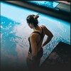 La journaliste Marie-Eve Potvin en maillot de bain au bord d'une piscine.