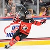 Une joueuse de hockey célèbre un but de son équipe.