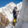 Une alpiniste grimpe une paroi de glace