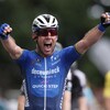 Mark Cavendish lève les deux bras lors d'une victoire au Tour de France.