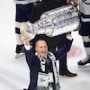 Il soulève la coupe Stanley.