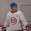 Un joueur en blanc regarde à sa gauche pendant un entraînement.