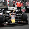 Le pilote Max Verstappen dans sa voiture Red Bull négocie un enchaînement de virages serrés entre les murets de Monaco. 