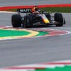 Une monoplace F1 négocie des virages sur un circuit.
