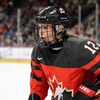 Meaghan Mikkelson, dans l'uniforme de l'équipe canadienne de hockey féminin