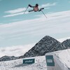 La skieuse effectue une manœuvre dans les airs.