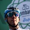 Le gros plan d'un cycliste avec son casque et des lunettes fumées.