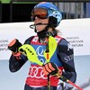 La skieuse Mikaela Shiffrin lève sa tête après un slalom.