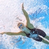 Summer Mcintosh nage lors du 200 m papillon aux mondiaux de Fukuoka.