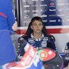 Assis sur un siège dans le garage, il regarde devant lui.
