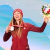 Natalie Wilkie reçoit sa troisième médaille des Jeux de Pékin.