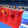 Elles tiennent un drapeau chinois.