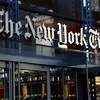 Le logo de l'entreprise, une écriture stylisée du nom New York Times, est placé au-dessus des portes d'entrée. 