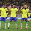 Les quatre joueurs brésilien font une danse.