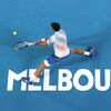 Le joueur de tennis Novak Djokovic frappe une balle du revers de la raquette.