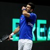 Le joueur de tennis Novak Djokovic regarde vers la foule entre deux points.