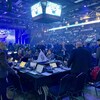Des hommes de hockey discutent à une table pendant un repêchage.