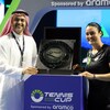 Une femme reçoit un trophée de la part d'un dignitaire saoudien.