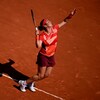 Une joueuse de tennis effectue un service.