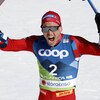Le fondeur Paal Golberg crie de joie en levant ses skis et ses bâtons.