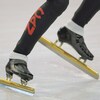Un plan serré sur les patins d'un membre de l'équipe canadienne de patinage de vitesse courte piste