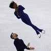 Deux patineurs artistiques canadiens en pleine action