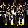 Accompagné de sa famille, Patrice Bergeron est honoré par les Bruins de Boston juste avant le 1000e match de sa carrière.