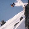 Un planchiste fait une saut durant une descente de la Coupe du monde de freeride.