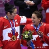 Deux joueuses en rouge sourient, médaille d'or au cou.