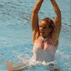 Une nageuse artistique sort de l'eau.