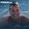 Une femme sourit dans une piscine. 