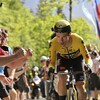 Des partisans slovènes encouragent Primoz Roglic, en jaune et noir, pendant la 20e étape du Tour d'Italie.