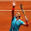 Rafael Nadal tire la langue en servant lors d'un match à Rome.