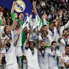 Les joueurs du Real Madrid lèvent les bras en l'air après leur conquête du trophée de la Ligue des champions.