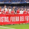 Les joueurs du Real Madrid et du Rayo Vallecano présentent une banderole en espagnol où est écrit le message : « Racistes, quittez le football ». 