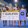 Quatre coureuses tiennent une affiche sur laquelle il est écrit : Qualified (qualifiées).