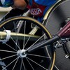 Un athlète russe en fauteuil roulant fait tourner sa roue pendant une course.