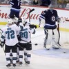 Les joueurs des Sharks célèbrent un but.