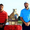 Des golfeurs de chaque côté d'un trophée