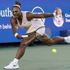 La joueuse de tennis tente de frapper une balle, en vain.