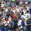 Serena Williams célèbre sa victoire contre Nuria Parrizas-Diaz à Toronto, les poings levés dans les airs.