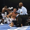 Sergey Kovalev est à genoux au tapis après s'être fait passé le K.-O. par le boxeur colombien Eleider Alvarez dans un combat de championnat du monde WBO à Atlantic City. 