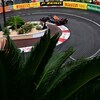 Une monoplace négocie l'épingle du circuit de Monaco, sur une piste humide.