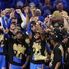 Des joueurs de basketball