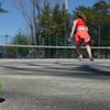 Deux joueurs jouent sur un terrain de tennis.